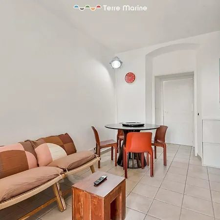 Apartment Poetry, Terre Marine Pitelli